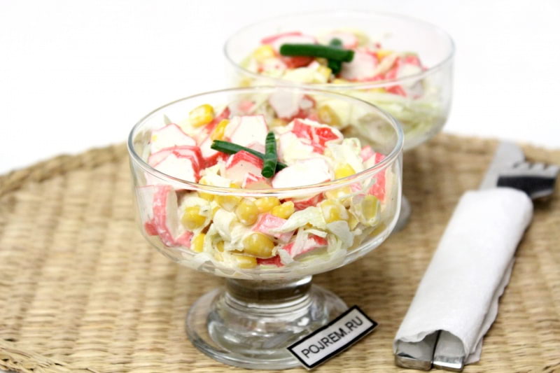 салат с крабовыми палочками и капустой