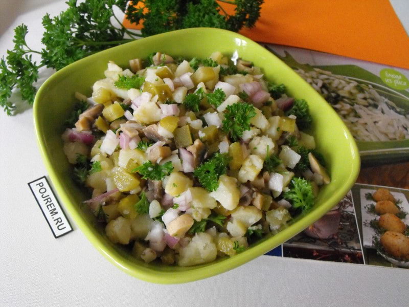 Теплый салат из бекона, грибов и картофеля