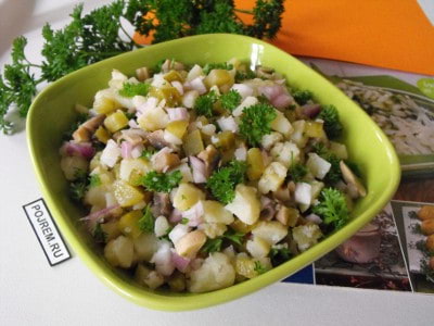 Картофельный салат с солеными огурцами и грибами