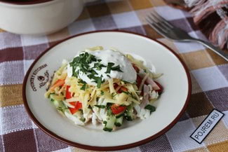 Салат с ветчиной, сыром, огурцом и яйцом