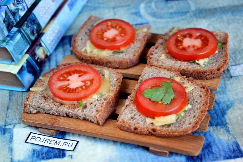 Закусочные бутерброды с помидорами и сыром