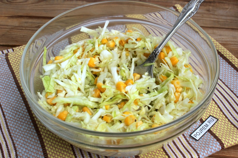 Салат из свежей капусты с кукурузой