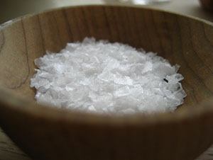 Наводим чистоту с помощью соли: 10 универсальных методов