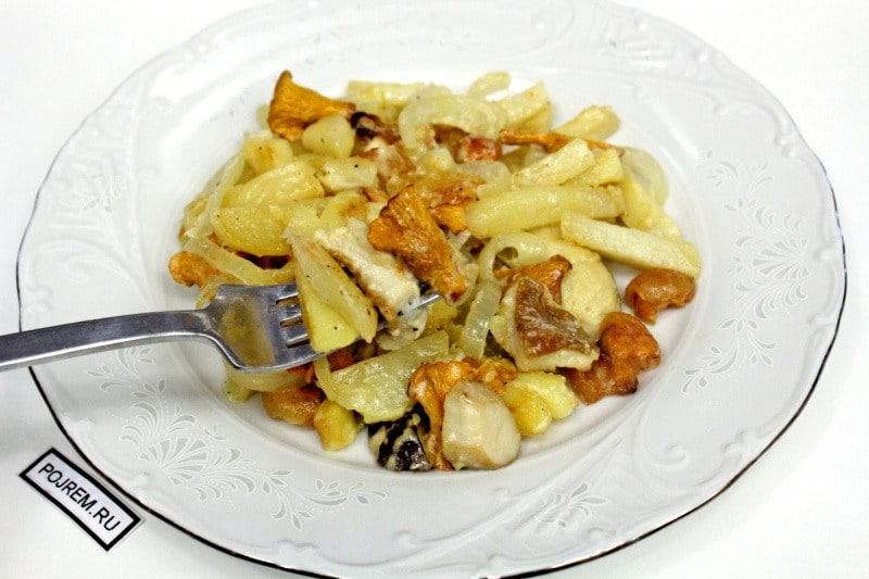 Жареный картофель с грибами, луком и зеленью