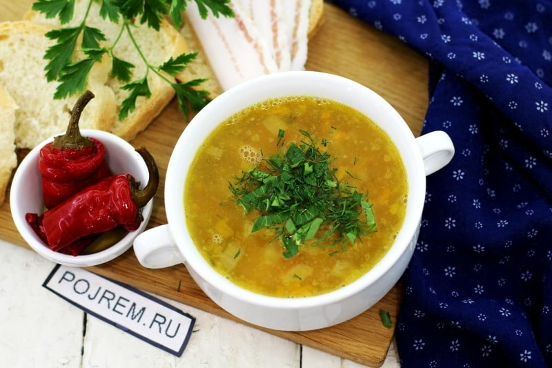 Гороховый суп с копчеными ребрышками. Чечевичный суп с копченостями. Суп гороховый с копченостями. Гороховый суп фото.