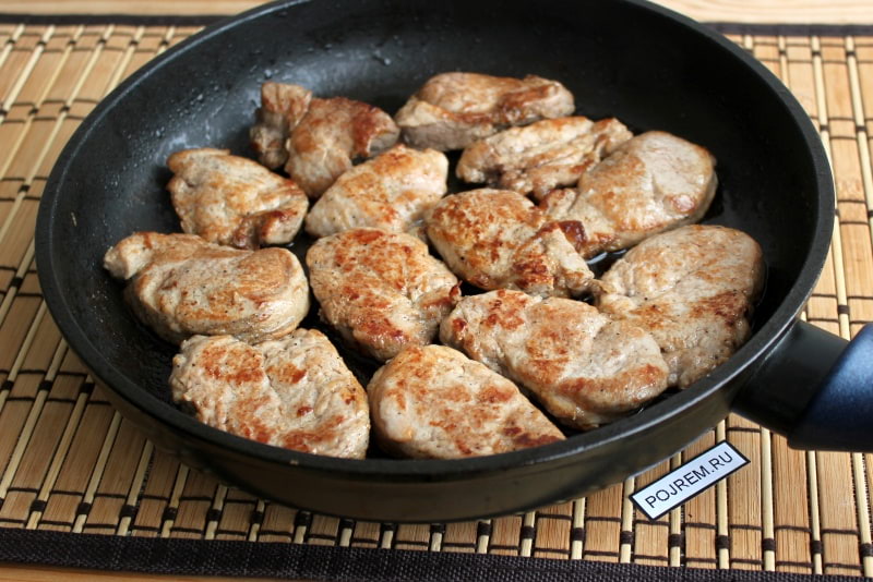 Томленая свиная вырезка с луком на сковороде – пошаговый рецепт приготовления с фото