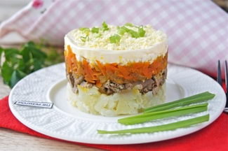 Печеночный салат с морковью и луком