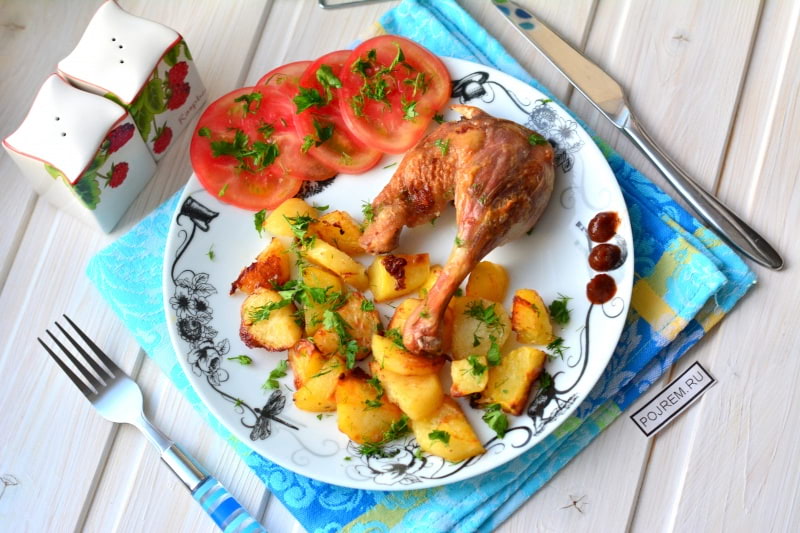 Рецепт утки в духовке с яблоками и картошкой от Шефмаркет