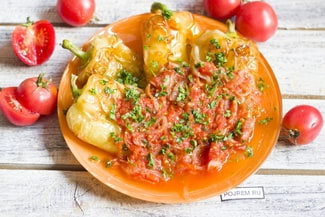 Болгарский перец тушеный с помидорами на сковороде