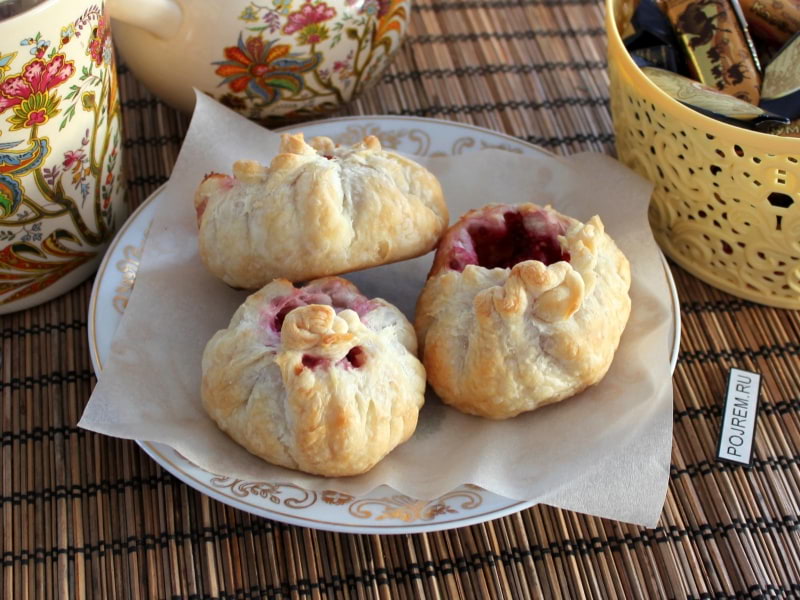 Пирожки из слоёного теста с замороженными ягодами - рецепт с фото на manikyrsha.ru