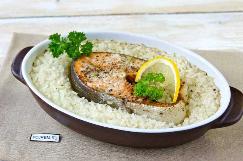 Лосось с рисом в духовке с овощами и зеленью, пошаговый рецепт с фото на сайте Гастроном