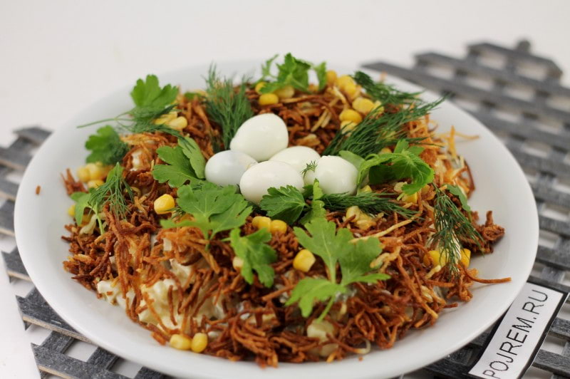 Салат «Гнездо» с копченой курицей и перепелиным яйцом