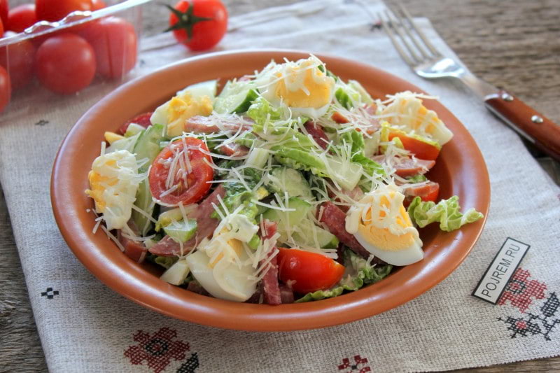 Салат с копченой колбасой и помидорами «Виконт»