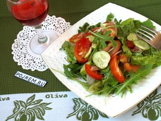 Салат из свежих овощей с рукколой