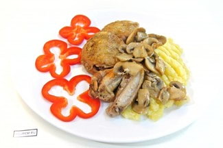 Жареная курица с грибами на сковороде