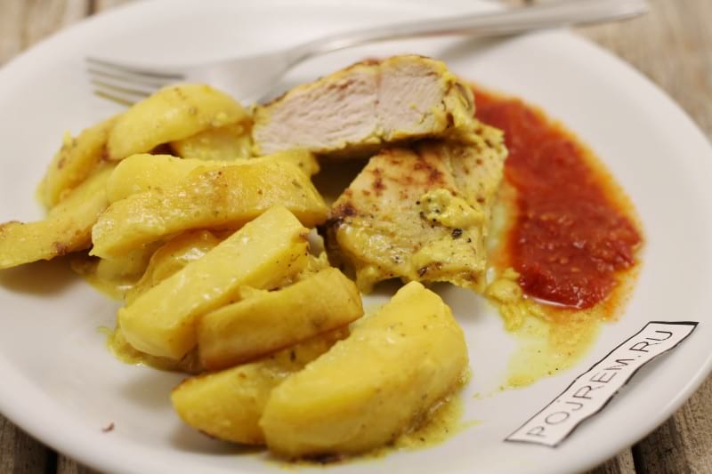 Куриное филе с картошкой, сыром и сливочным соусом в духовке