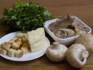 Салат “Чудо” с курицей, грибами и сыром