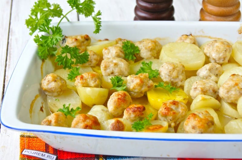 Как приготовить рецепт Тефтели с картофелем, запеченные в духовке