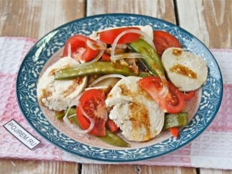 Теплый салат с курицей и овощами