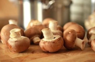 Больше не покупаю маринованные шампиньоны в магазине, готовлю сама очень вкусные грибы без добавок и консервантов.