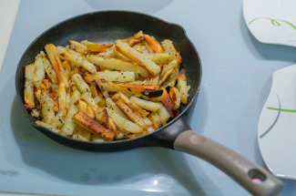 Муж часто жарит картошку и постоянно про нее «забывает», получается вкуснятина с хрустящей корочкой