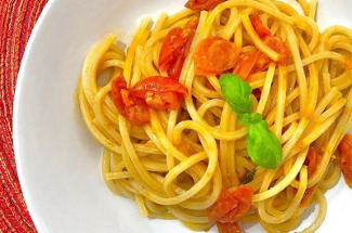 Cпагетти с соусом на скорую руку: все в одной сковороде, без лишней посуды