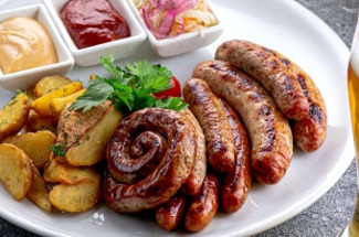 Вкуснее баварских: 2 рецепта колбасок с мясом курицы, а также с беконом и грибами