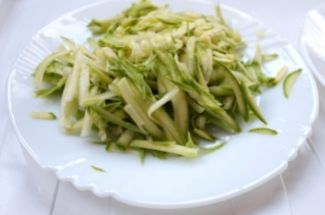 10 салатов из кабачков, которые разнообразят ваш рацион
