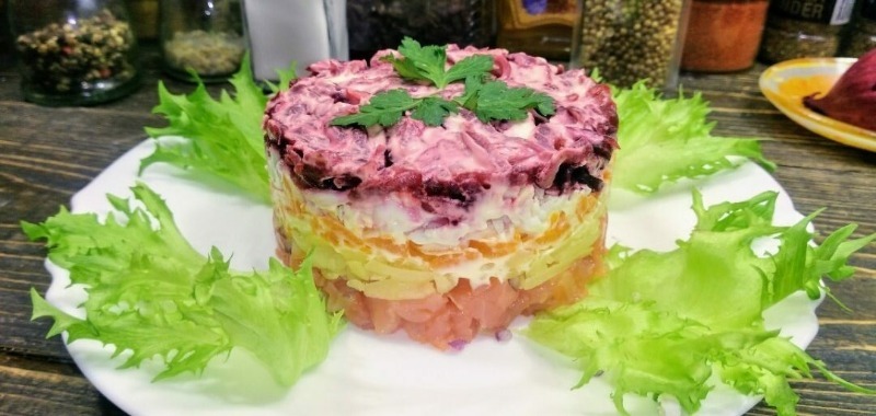 Праздничный салат с консервированной рыбой – выглядит красиво, на вкус бесподобен